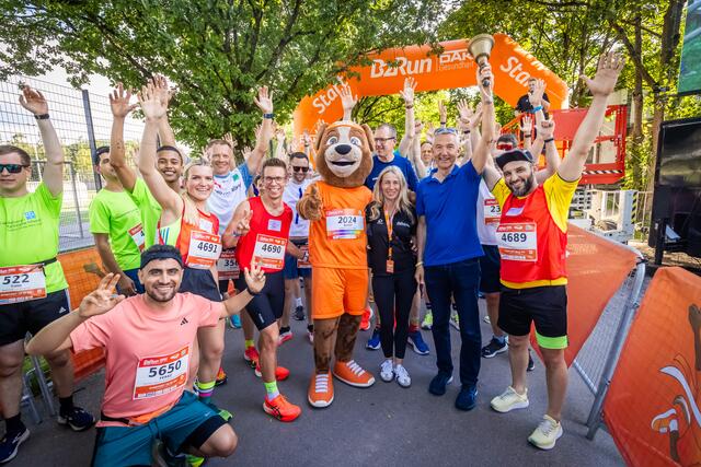 Freude am Start mit Bürgermeister Lenz und Standortleiterin Böttcher | Foto: Stephan Schütze/B2Run