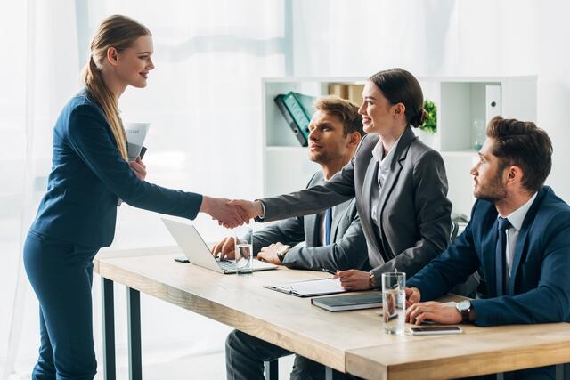 Referentin Alexandra Bornstein erklärt, wie man sein Wissen auf den Punkt bringt | Foto: LIGHTFIELD STUDIOS/stock.adobe.com