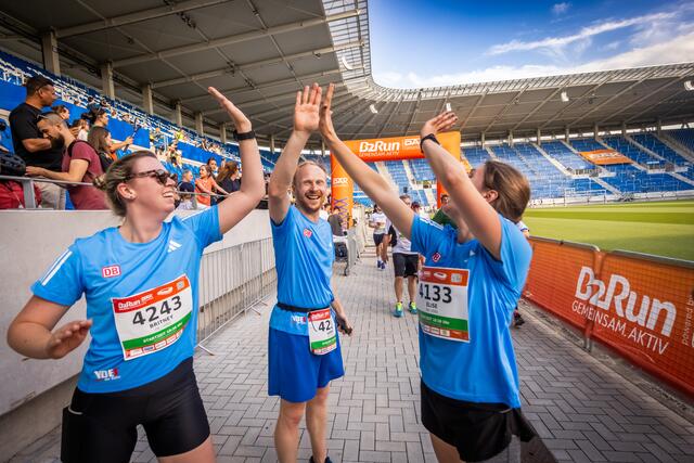 Freude nach dem Lauf im Stadion | Foto: Stephan Schütze/B2Run