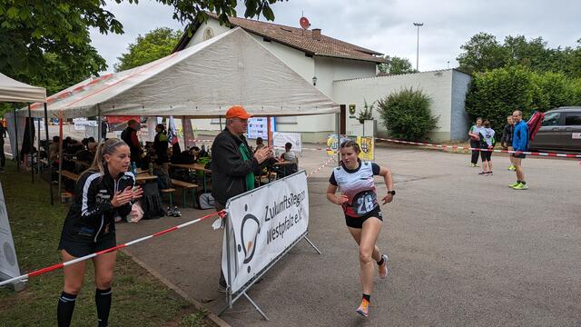 Target Sprint Trophy Juniorinnen. Im. Hintergrund eins der großen Zelte, zum Glück blieb das Wetter gzt und es wurde kein Regenschutz gebracht  | Foto: Sven Müller 