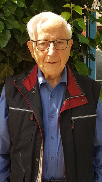 Pfarrer Hirt im Freizeitlook | Foto: Urheber: W. Schmidhuber