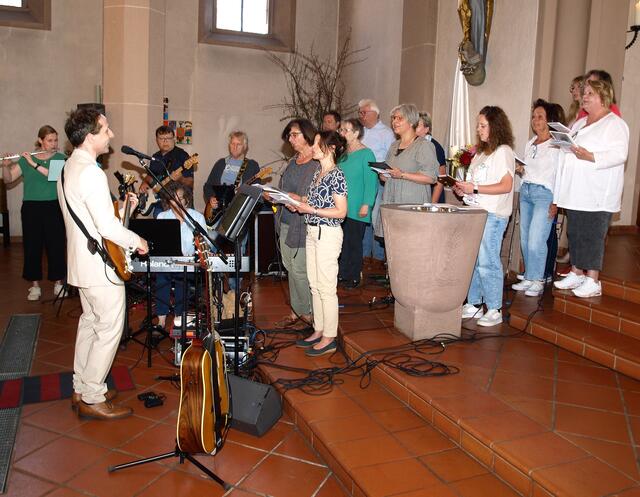 Band und Singgruppe "Hoffnungsschimmer" mit Kevin Vogel | Foto: Urheber: W. Schmidhuber