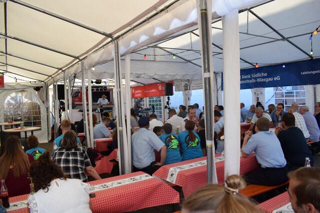 Nicht nur im Zelt sondern auch im Freien gibt es zahleiche Sitzplätze | Foto: Bender