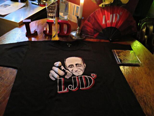 Am Merch-Tisch | Foto: Brigitte Melder