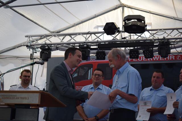 WWilhelm Hammer wird zum Ehrenfeuerwehrmann ernannt | Foto: Bender