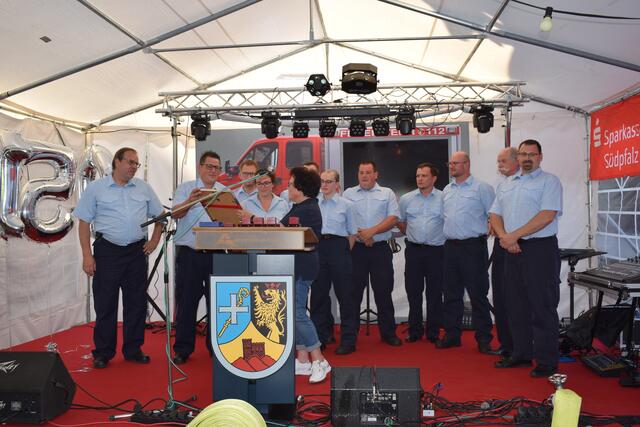 Das Gedicht wird in gerahmter Form übergeben | Foto: Bender