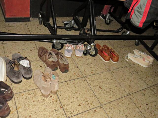 Wer gut Tango tanzen will braucht die richtigen Schuhe: Schuhwechsel | Foto: Brigitte Melder