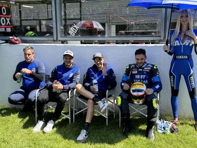Das YART-Yamaha Team mit einem gut gelaunten und winkenden Marvin Fritz vor dem Start.  | Foto: Pascal Kurz