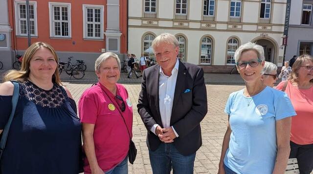 Irene Broßmann und Susanne Holzinger mit Michael Wagner,MdL und Esther Mattern
Zitat CDU Speyer: 
Zum Thema 50 Jahre Kindertagespflege hatten Angelika Schreiweis-Brezinova und Martha Häßler, die Vorsitzenden des Vereins Pro Kindertagespflege e.V., an einen Infostand auf die Maximilianstraße eingeladen. Der Verein, der sich künftig Pro Kindertagespflege Vorderpfalz e.V. nennt, setzt sich für die Belange der Kindertagespflege ein und hat es sich zum Ziel gesetzt, der Öffentlichkeit das Thema "Kindertagespflege" näher zu bringen.
Der Speyerer CDU ist es wichtig, direkt vor Ort Erfahrungen zu sammeln, um so die Anliegen der Menschen noch besser zu verstehen Denn die vor Ort gewonnenen Eindrücke helfen bei der Arbeit im Speyerer Stadtrat. Es macht unbedingt einen Unterschied, ob man die Arbeit der Menschen vom grünen Schreibtisch aus beurteilt oder sich selbst vor Ort ein Bild macht. Und mit jedem Gedankenaustausch lernt man dazu.
Die Kindertagespflege ist als Angebot der Jugendhilfe eine sehr wichtige Ergänzung zu den Kindertagesstätten und gerade auch vor dem Hintergrund des Fachkräftemangels sehr wichtig für die Betreuung unserer "Kleinsten". Herzlichen Dank dem Verein Pro Kindertagespflege für diesen interessanten Gedankenaustausch. | Foto: Michael Wagner