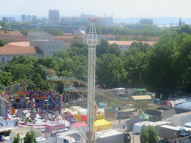 In dem Fahrgeschäft wird man fliegend in die Höhe geschraubt | Foto: Julia Glöckner