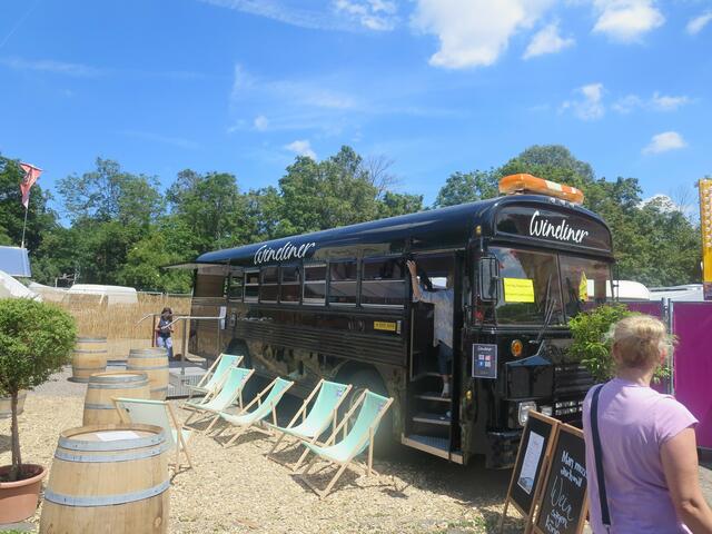 Liegestühle vor dem Wineliner laden zum Verweilen ein | Foto: Julia Glöckner