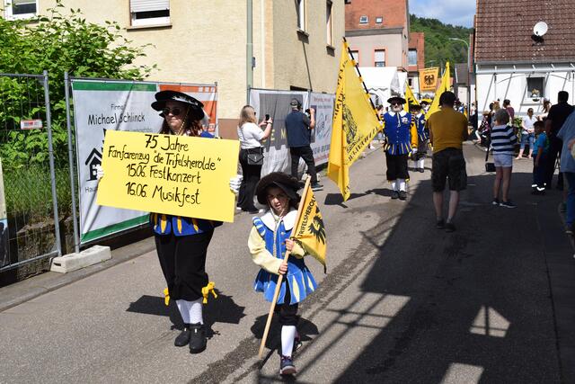 auch die Trifelsherolde haben Grund zu feiern | Foto: Bender