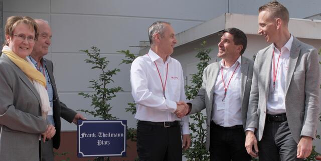 Die Picknick-Area auf dem Gelände von Rosenbauer Karlsruhe wurde zu Ehren des Betriebsangehörigen seit über 40 Jahren und Ausbilder Frank Theilmann zum
Frank Theilmann Platz benannt.
V.l.n.r.:
1.BM Luczak-Schwarz
Peter Andris
Frank Theilmann
Michael Kristeller
Sebastian Wolf | Foto: Michael Bartholomaeus