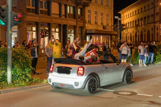 Fußballfans feiern im Autokorso | Foto: Kim Rileit