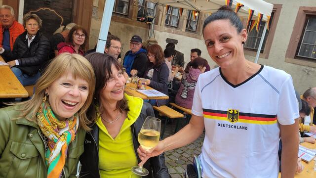 Die Europameisterschaft lässt grüßen: Die fröhlichen Gäste kurz vor dem Eröffnungsspiel Detuschland - Schottland. | Foto: Markus Pacher