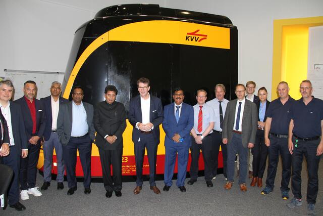 Gruppenfoto am Fahrsimulator - in der Mitte Alexander Pischon und Bildungsminister Deepak Kesarkar | Foto: /KVV