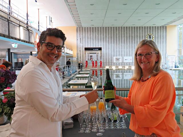 Marcio Vargas und Frau Mäurer stoßen auf einen schönen Abend an | Foto: Brigitte Melder