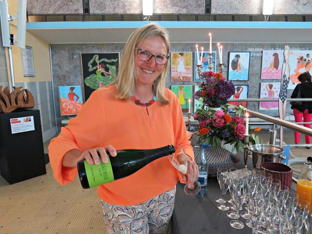 Frau Mäurer schenkte aus | Foto: Brigitte Melder