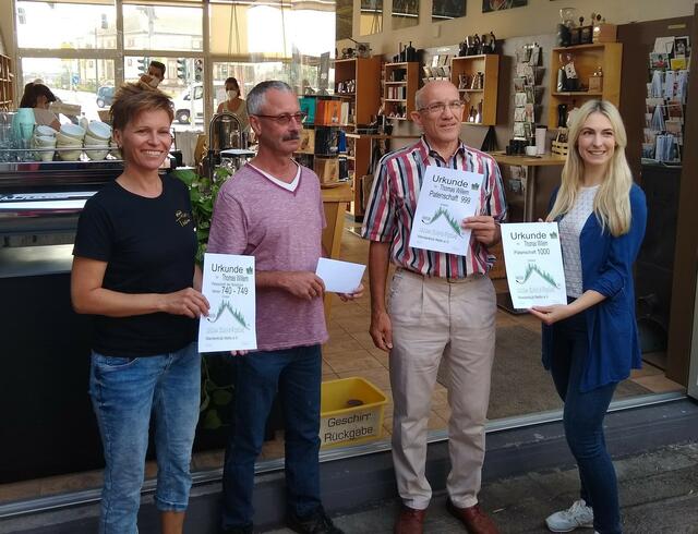 Urkundenübergabe (Patenschaftsurkunde an der Versorgungsleitung zur Nello - Hütte)  im Landauer Laden an der Queichheimer Bahnbrücke! | Foto: Rudi Birkmeyer