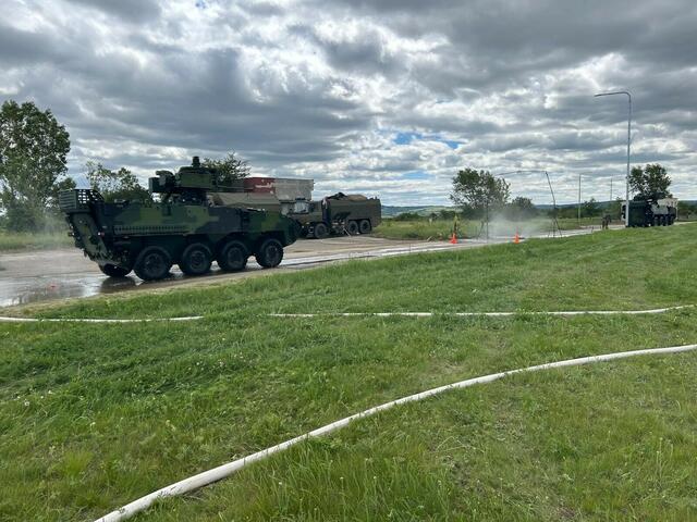 Tschechische Militärfahrzeuge durchlaufen eine deutsche Dekontaminationseinrichtung Material/Kfz. | Foto: Joshua Neumüller/Bundeswehr