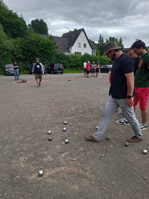 Wer hat die Kugel vorn? | Foto: OKE