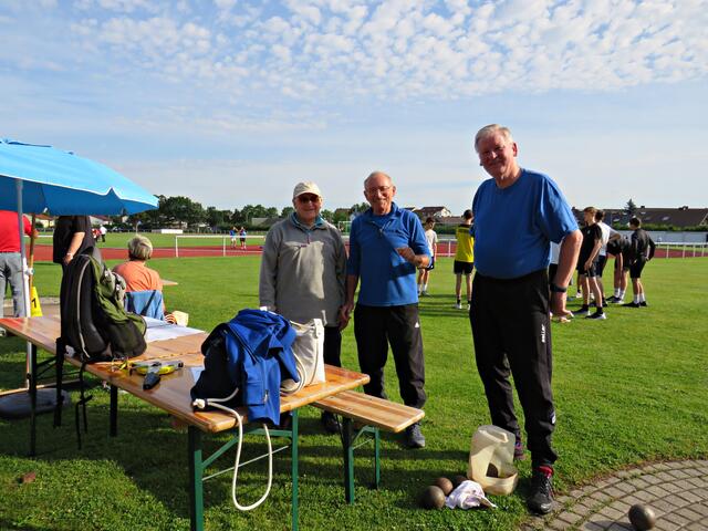 Edgar Christ war beim Kugelstoßen als Kampfrichter dabei | Foto: Brigitte Melder