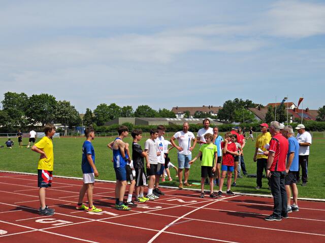Am Start zum 800-m-Lauf die drei TSV-Sportler | Foto: Brigitte Melder