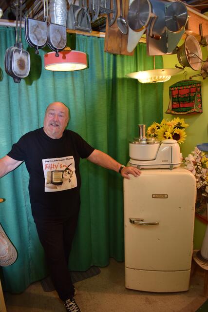 Edmund Schreck mit dem ältesten Kühlschrank aus dem Landkreis Südliche Weinstraße | Foto: Bender