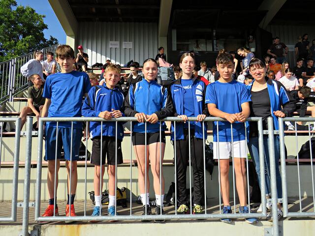 Gruppenfoto vor den Wettkämpfen mit Betreuerin Laura Schubert | Foto: Brigitte Melder