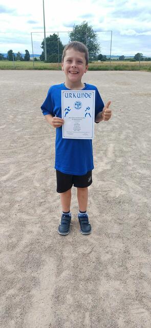 Julien Haupt mit seiner Urkunde | Foto: TSV Iggelheim