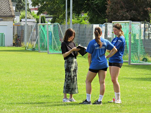 Emma und Selina beim Interview durch die Rheinpfalz | Foto: Brigitte Melder