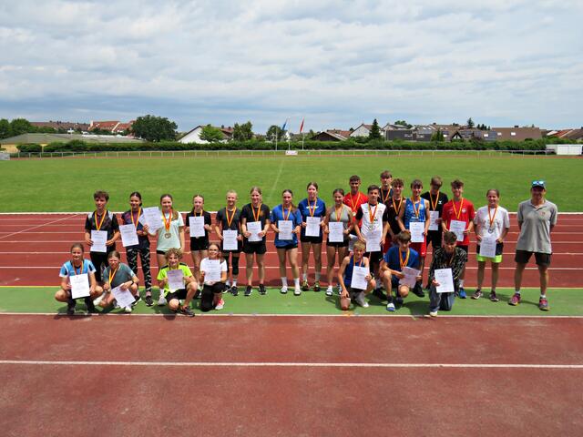 Gruppenfoto mit allen Medaillengewinnern und Philipp Kettenbach | Foto: Brigitte Melder