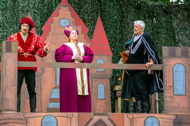 Lord Faifax (Joachim Franz) Bischof (Isabelle Köster) Sheriff (HaraldKremsreuter) | Foto: Wolfgang Neuberth