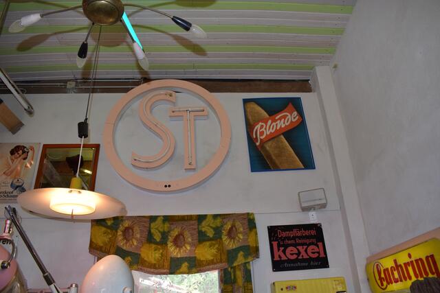 Leuchtreklame vom ehemaligen Staatstheater in Bad Bergzabern | Foto: Bender