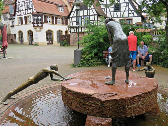 Ein schöner Brunnen mit Skulpturen | Foto: Brigitte Melder