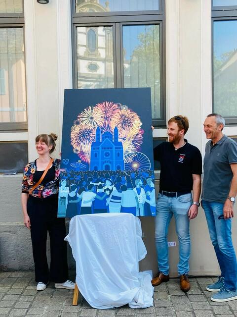 Künstlerin Helene Uhl, Jonas Becker, Tischpräsident von RT 63 Speyer, und Jürgen Schall, Leiter der Schule im Erlich (v.l.) bei der Präsentation des neuen Brezelfestbildes | Foto: Round Table 63 Speyer
