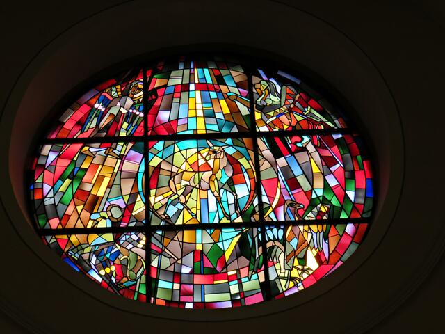 Wie ein Kandinsky-Gemälde diesesrunde Fenster in der Kirche | Foto: Brigitte Melder