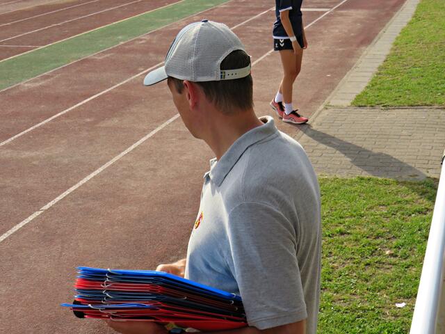 Philipp Kettenbach mit seinen Mappen | Foto: Brigitte Melder