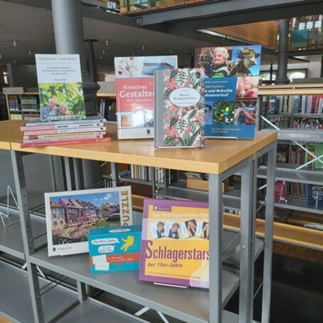 Das Spendenpaket des SingLiesel Verlags, wird bei der Stadtbibliothek Landau bald in der neuen "Medienbox Demenz" zur Ausleihe verfügbar sein | Foto: SingLiesel_Landau