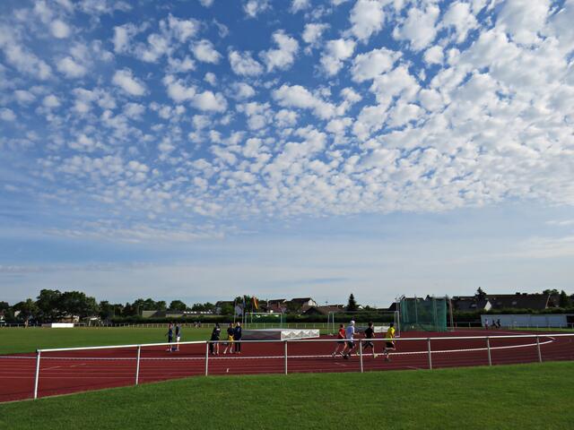 Schäfchenwolken über dem Waldstadion | Foto: Brigitte Melder