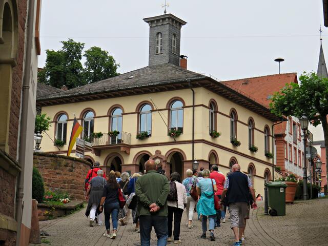 Marsch zum wartenden Bus zwecks Weiterfahrt | Foto: Brigitte Melder