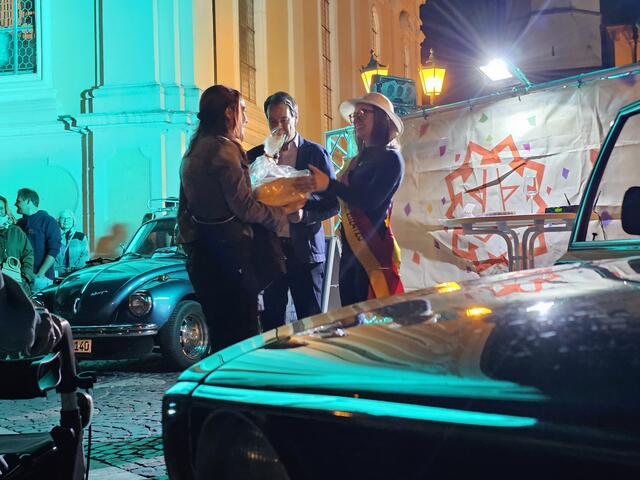 Die Gewinnübergabe um 23 Uhr auf dem Rathausplatz | Foto: Gisela Böhmer