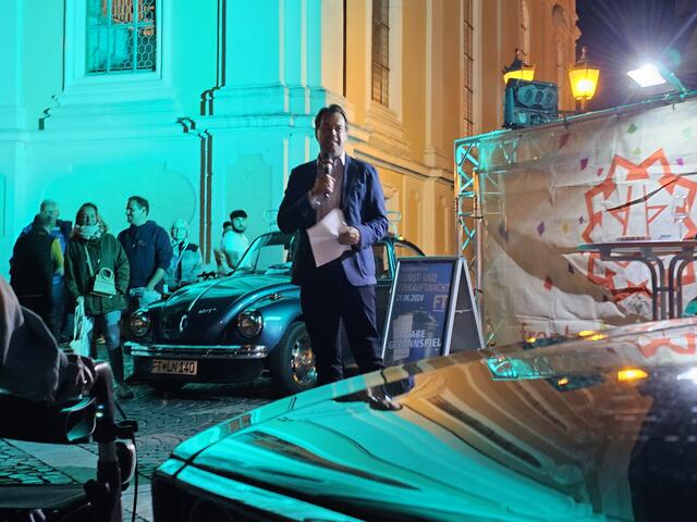 Oberbürgermeister Dr. Nicolas Meyer bei der Gewinnübergabe | Foto: Gisela Böhmer