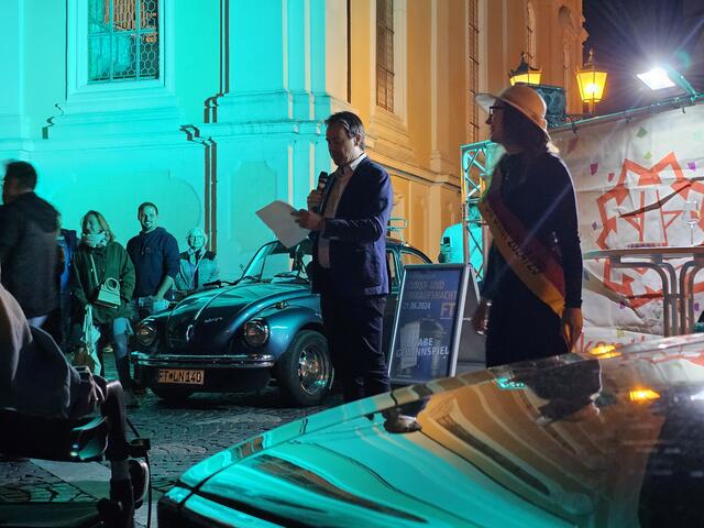 Dr. Nicolas Meyer und Miss Strohhut Isis bei der Gewinnübergabe abends um 23 Uhr auf dem Rathausplatz | Foto: Gisela Böhmer
