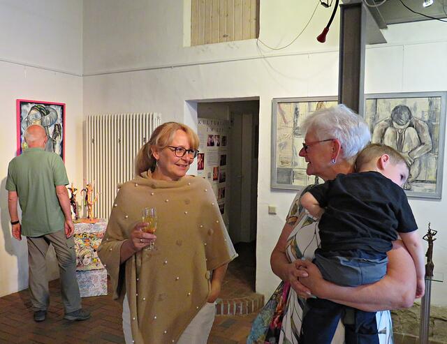 Alleine der Namen ist schon Kunst: Visitación Sánchez Perez-Klemens (links) | Foto: Brigitte Melder