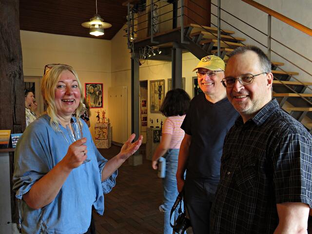 Auf eine gelungene Vernissage: Evelyn, Hans-Peter und Peter | Foto: Brigitte Melder