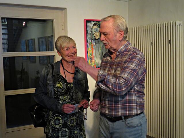 Künstlerin Birgit Löwer aus Böhl-Iggelheim im Gespräch mit Horst Atteln | Foto: Brigitte Melder