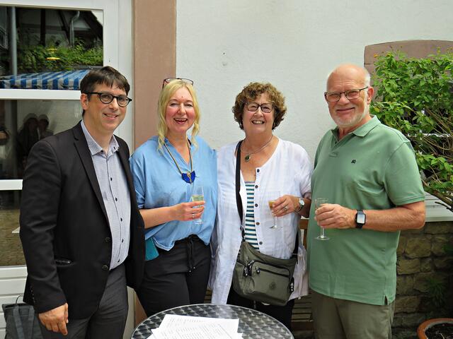 Evelyn Tedesto mit Mann und ihrem Ex-Tischtennistrainer mi Frau | Foto: Brigitte Melder