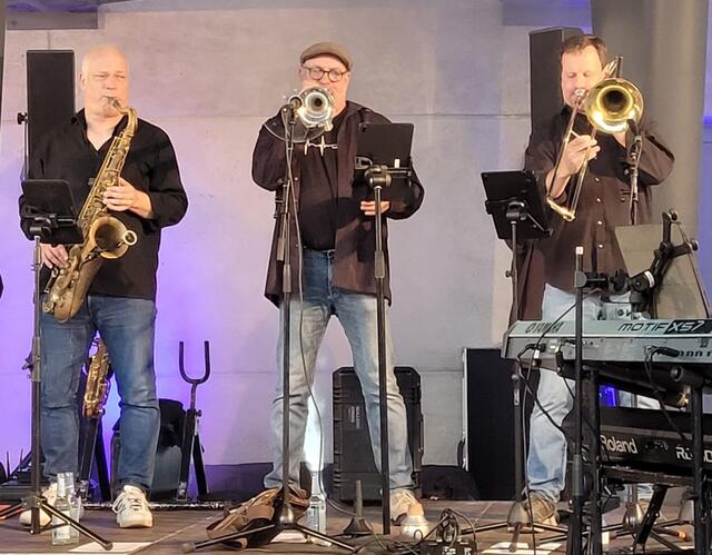 Fest der 1000 Lichter im Rosengarten Zweibrücken mit Brass Machine  | Foto: Barbara Vollmer