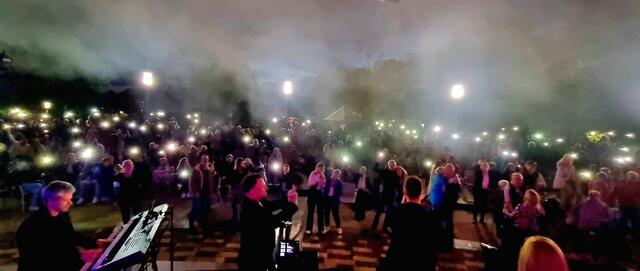 Fest der 1000 Lichter im Rosengarten Zweibrücken mit Brass Machine  | Foto: Jens Vollmer 